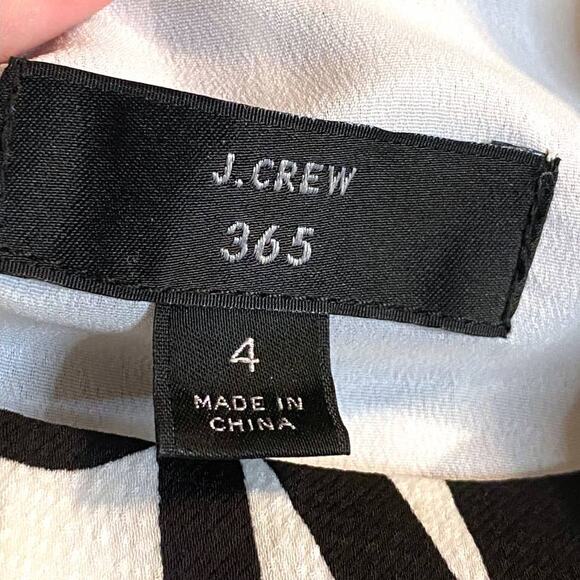 J. Crew 365 Abstract Black & White Cropped Faux Silk Blouse Size 4 - Picture 4 of 10